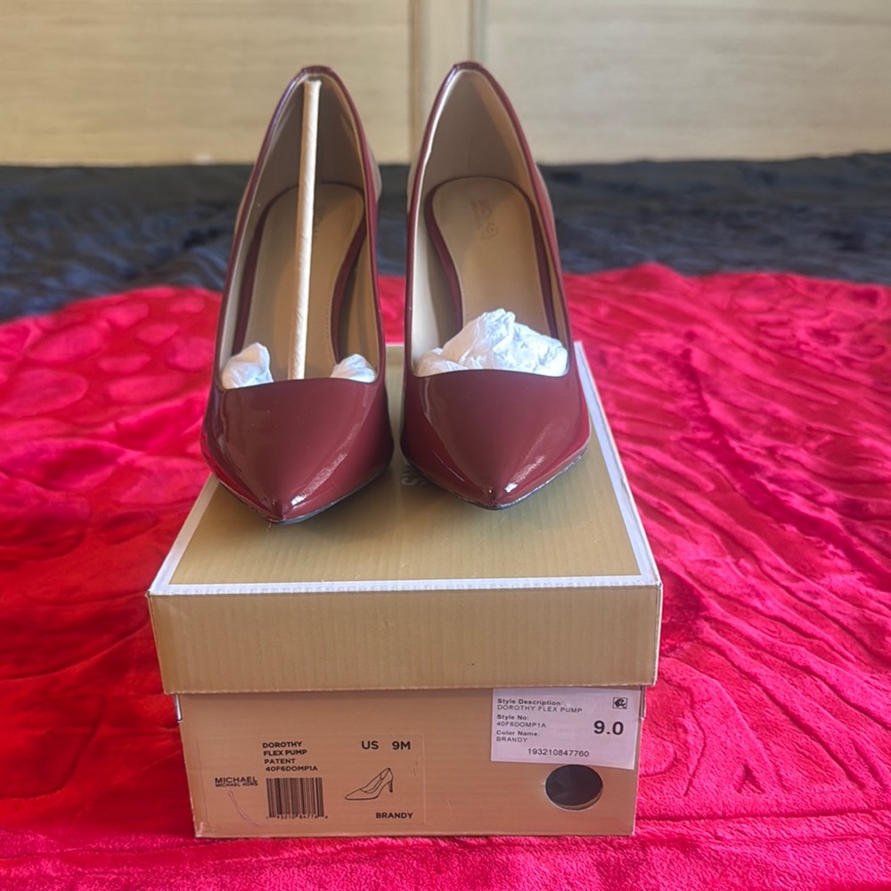 NIB- Michael Kors Dorothy Pump Size 9
